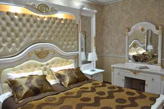 Отель Elegant Boutique Rustaveli Тбилиси Номер Делюкс с кроватью размера "king-size" и джакузи-1